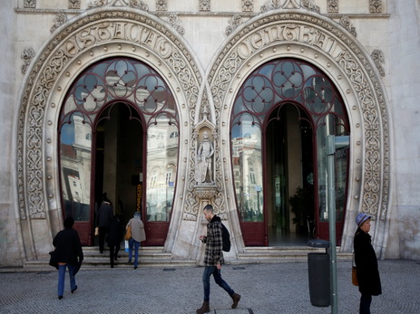 В Португалии мужчина сломал 126-летнюю статую короля, пока делал селфи