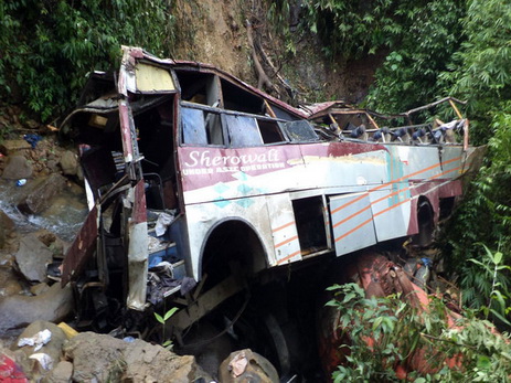 13 человек погибли в результате падения автобуса с моста в Индии
