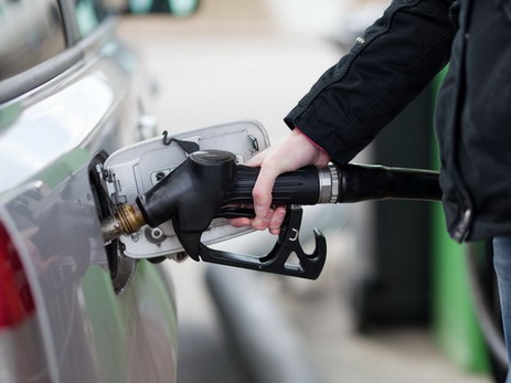 Госкомитет: Некоторые АЗС заправляют топливо в бензобаки намного меньше предусмотренного