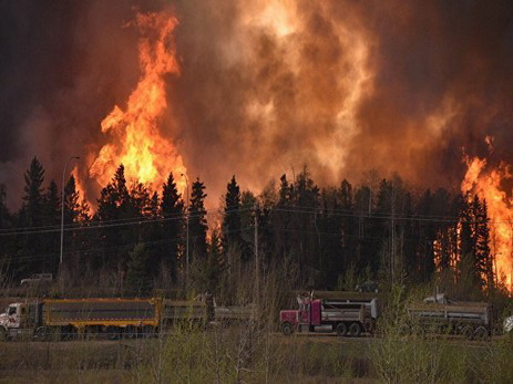 Около 100 тысяч человек бежали от огня в канадской провинции Альберта