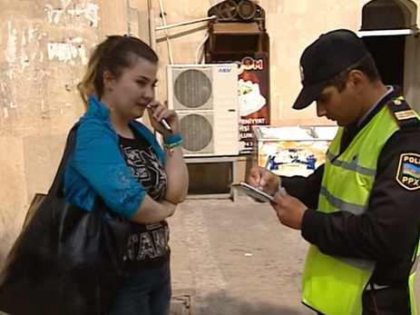 В центре Баку полицейские массово учат пешеходов соблюдать правила – ВИДЕО