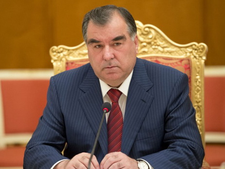 Президент Таджикистана поздравил Президента Ильхама Алиева с Днем Республики