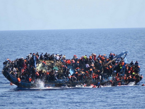 ВМС Италии спасли 562 мигранта с тонущей лодки в Средиземном море - ФОТО