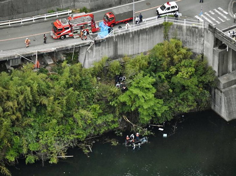 Автобус с 23 пассажирами упал в водохранилище в Японии, есть жертвы