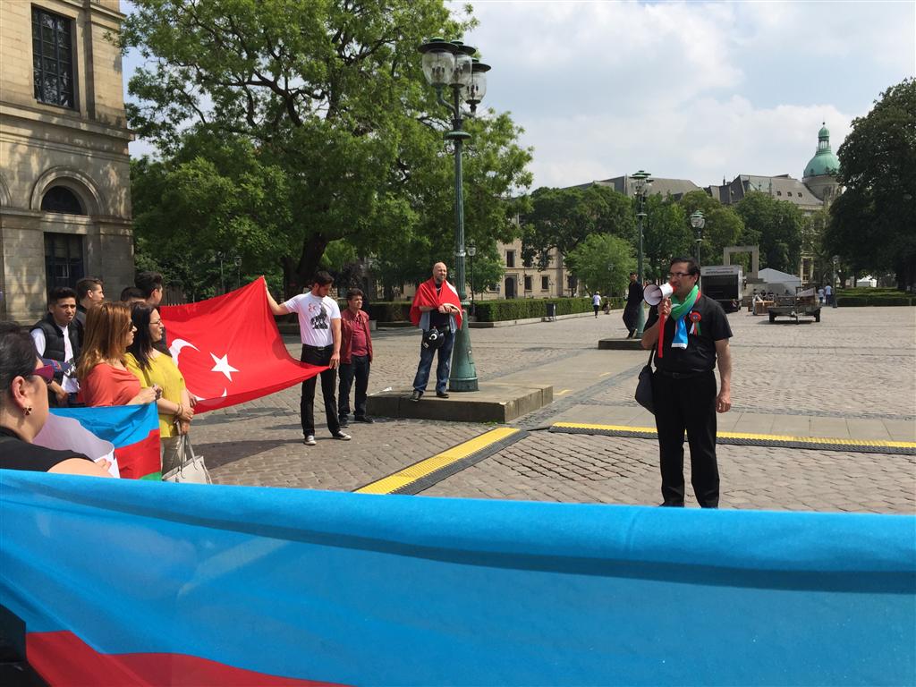 Азербайджанцы Германии провели митинг по случаю Дня Республики - ФОТО