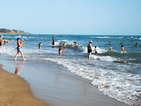 Министерство экологии назвало загрязненные и чистые пляжи Баку