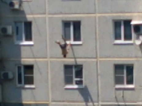 Житель Краснодара выжил после падения с шестого этажа - ВИДЕО