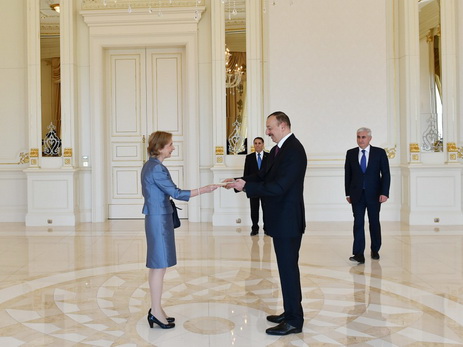 Ильхам Алиев принял верительные грамоты посла Великобритании в Азербайджане - ФОТО