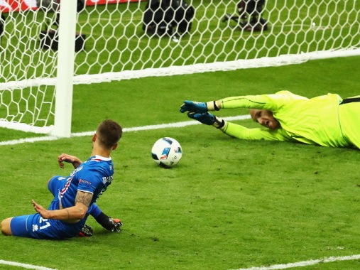 Истошные крики радости исландского комментатора после гола в ворота Австрии – ВИДЕО