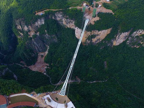 В Китае появился самый длинный стеклянный мост в мире - ФОТО