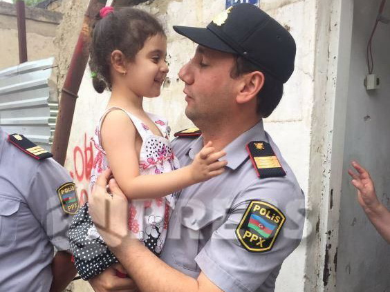 В Баку полицейские спасли ребенка из огня - ФОТО