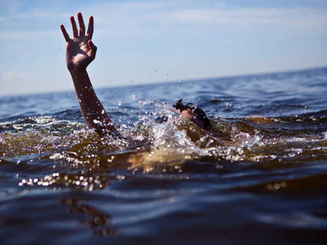 В Баку на пляже утонула женщина
