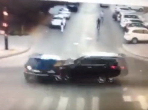 В Баку роскошный внедорожник протаранил нарушителя на светофоре - ВИДЕО