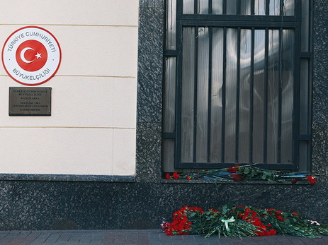 Жители Москвы несут цветы к посольству Турции - ФОТО