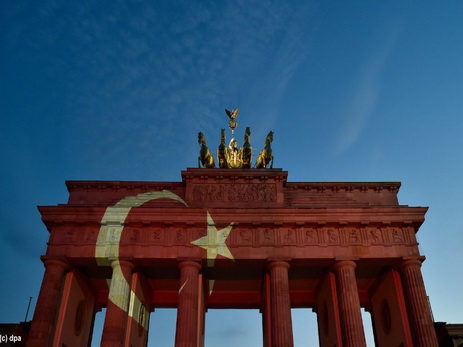 В Берлине Бранденбургские ворота подсветили в цвета флага Турции