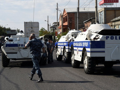 İrəvanda polis bölməsində girov götürülən şəxslərdən biri azad edilib – FOTO – YENİLƏNİB