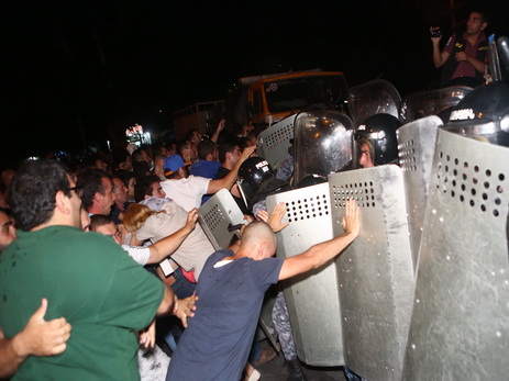 İrəvanda kütləvi iğtişaşlar: 16 nəfər həbs olunub, 50 nəfər yaralanıb
