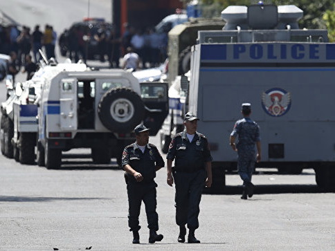 Группа захватчиков в Ереване не сложит оружие до выполнения ее требований