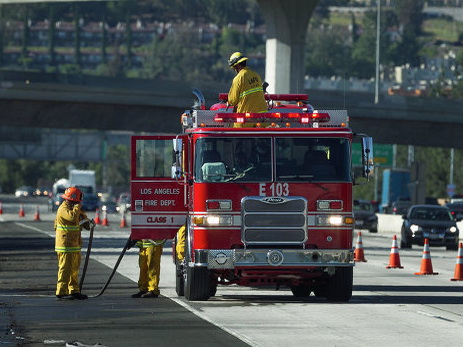 Лесной пожар около Лос-Анджелеса привел к эвакуации жителей 300 домов