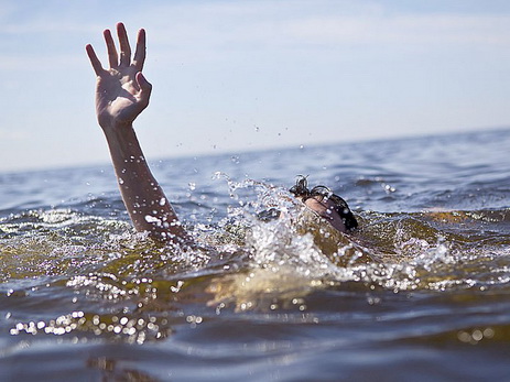 В Азербайджане трое подростков утонули в озере