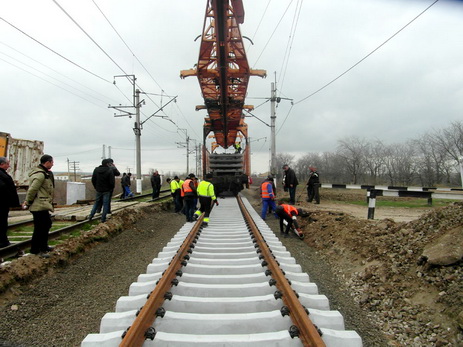 На участке железной дороги Гобустан-Алят ремонтируется более 7 км полотна