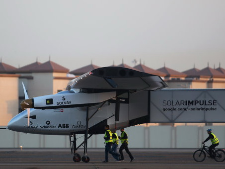 Солнцелет Solar Impulse 2 завершил кругосветное путешествие в Абу-Даби - ВИДЕО