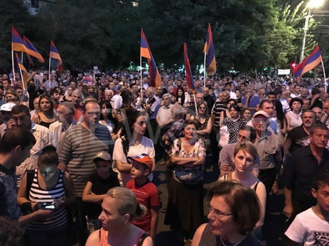 12-е сутки: раскол среди сторонников вооруженной группы и еще один митинг в Ереване
