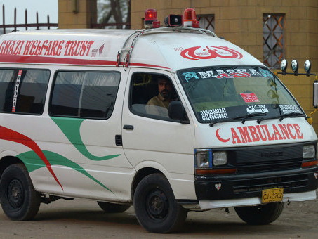 В Пакистане потоком воды смыло микроавтобус, 21 человек погиб