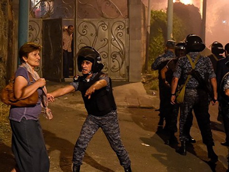 В Ереване из-за беспорядков задержали 165 человек
