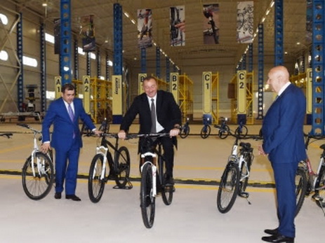 Ильхам Алиев прокатился на велосипеде - ФОТО