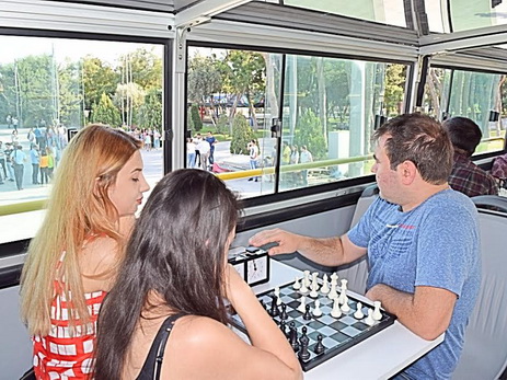 Шахматные автобусы на улицах Баку - ФОТО