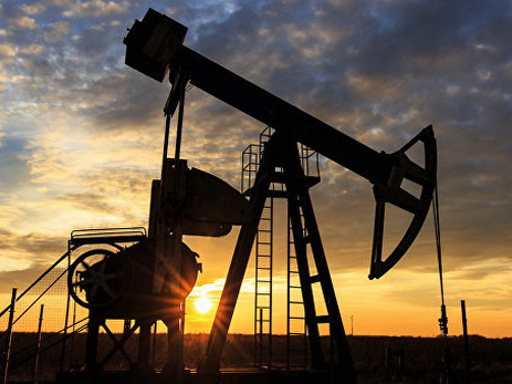 Мировые цены на нефть продолжают снижаться на данных о росте запасов в США