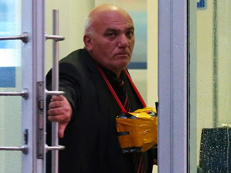 Мужчину, захватившего банк в Москве, везут на допрос - ФОТО