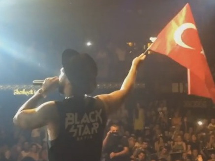 Тимати вышел на сцену с турецким флагом – ВИДЕО