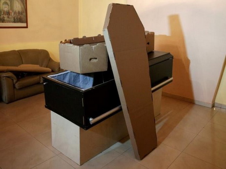 Из-за кризиса в Венесуэле растёт спрос на картонные гробы