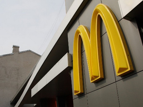 McDonald’s дал американке 10-долларовую подарочную карту за червя в гамбургере