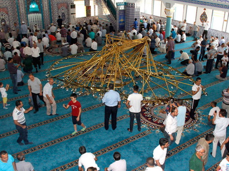 В турецкой мечети на молящихся рухнула люстра - ВИДЕО