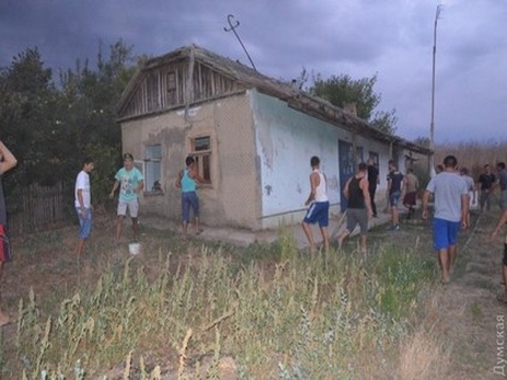 Под Одессой после убийства ребенка начали громить цыганские дома - ФОТО - ВИДЕО
