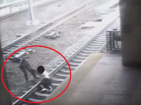 Полицейский в Нью-Джерси спас самоубийцу из-под колес поезда - ВИДЕО