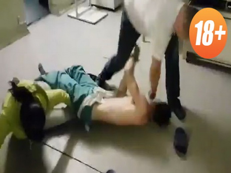 Очевидцы засняли на видео чудовищное избиение врача в больнице - ВИДЕО