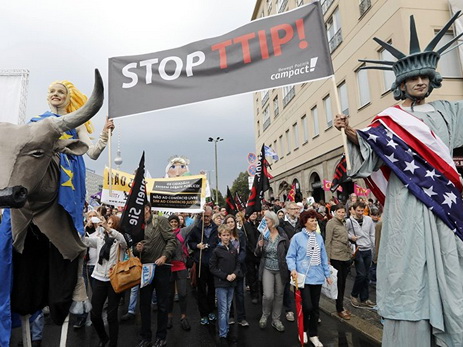 Жители Брюсселя протестуют против торгового соглашения с США – ФОТО