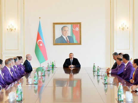 Ильхам Алиев встретился со спортсменами, участвовавшими в XV летних Паралимпийских играх - ФОТО
