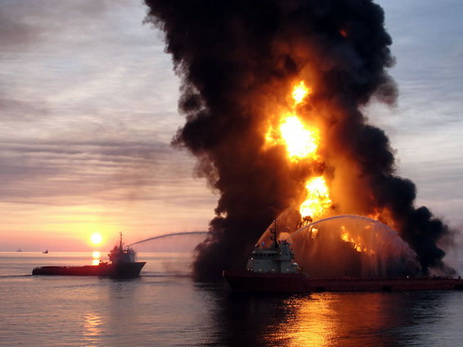 В Мексике объявлена угроза разлива 1 млн литров нефти с горящего танкера - ВИДЕО