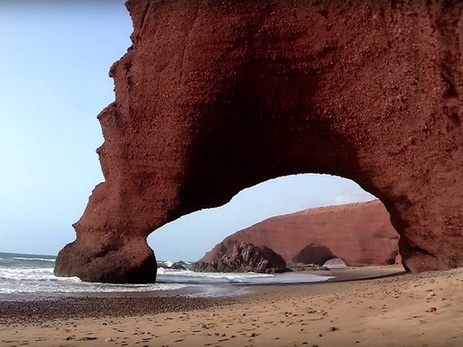 В Марокко рухнула знаменитая арка на пляже Легзира - ФОТО