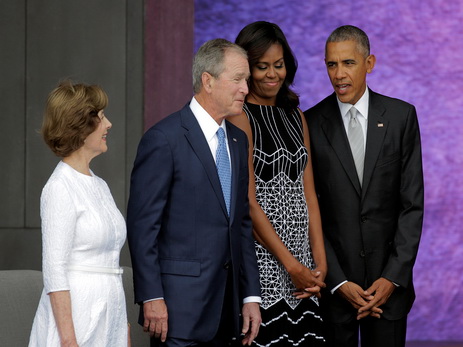 Буш прервал разговор Обамы, чтобы тот помог ему сделать селфи с американкой - ВИДЕО