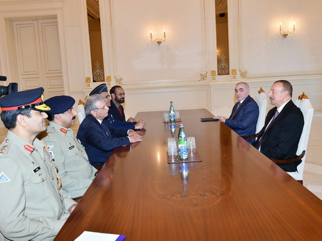 Президент Ильхам Алиев принял министра оборонной промышленности Пакистана - ФОТО