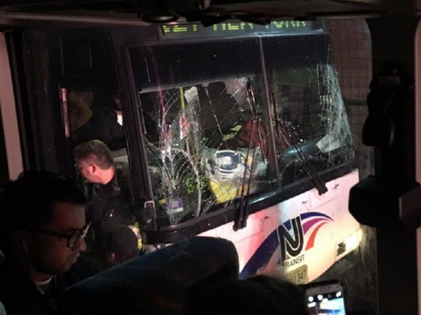 Два автобуса столкнулись в тоннеле Нью-Йорка, пострадали 44 человека