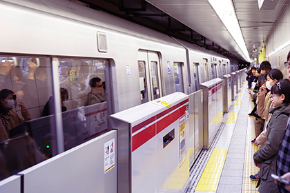 СМИ: из-за возможной газовой атаки в метро Токио пострадали шесть человек - ФОТО - ОБНОВЛЕНО