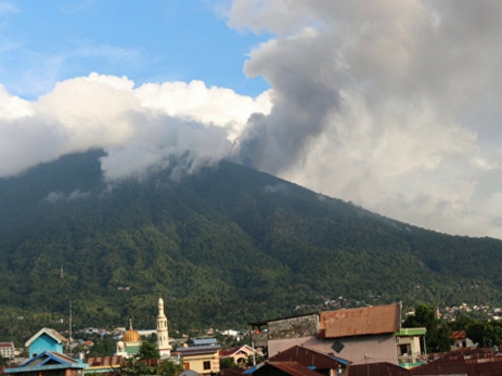 Власти Индонезии проводят эвакуацию туристов из-за извержения вулкана