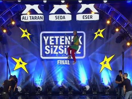 62-летний азербайджанец-акробат выступил со сложным номером в полуфинале  турецкого шоу талантов – ВИДЕО